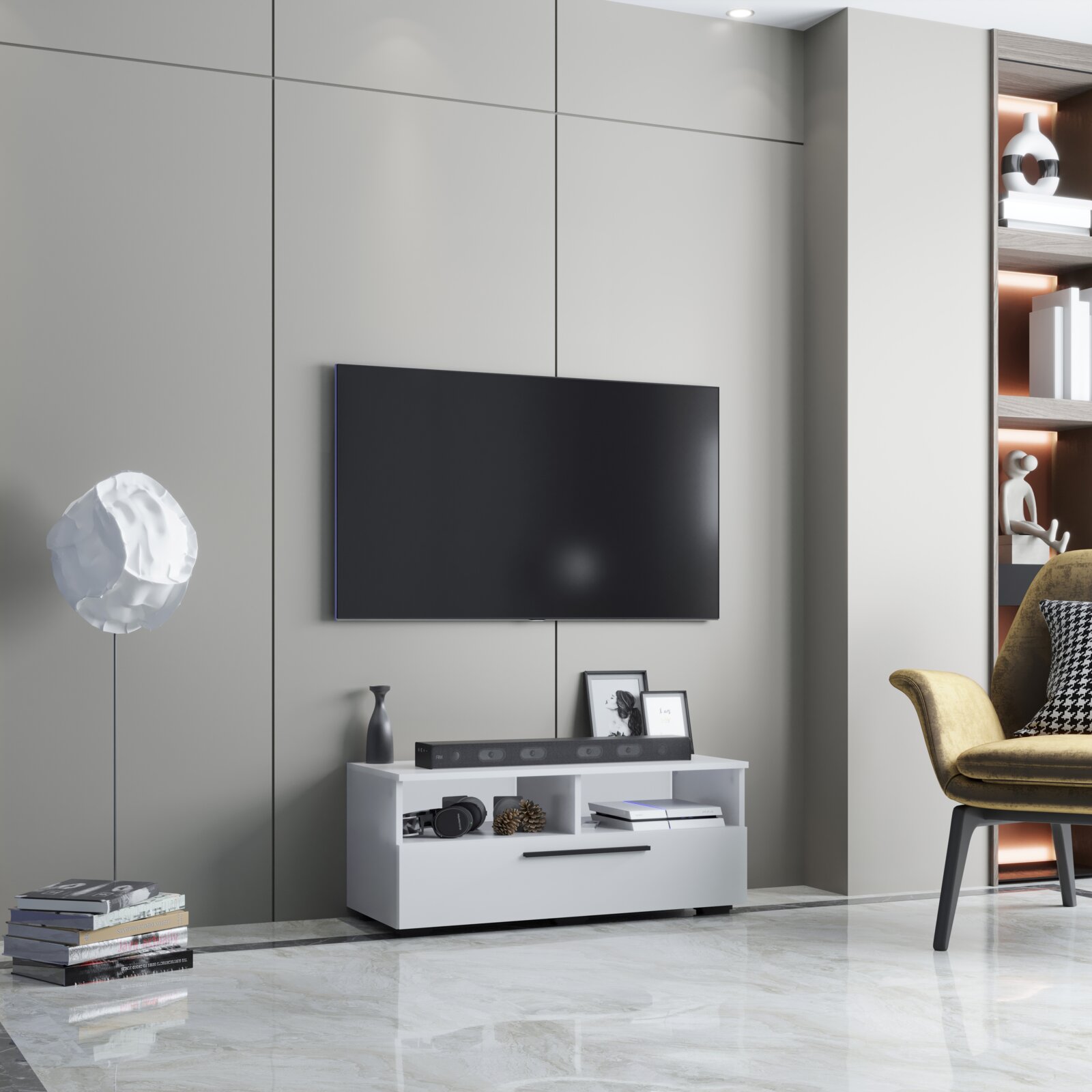 Modernes Wohnzimmer-Setup mit wandmontiertem Flachbild-TV über einem weißen TV-Lowboard mit Ablagefächern und Schublade, seitliche Frontansicht leicht von rechts