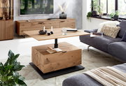 Moderner Couchtisch aus Holz mit verstellbarer Tischplatte in einem stilvollen Wohnzimmer, seitliche Perspektive.