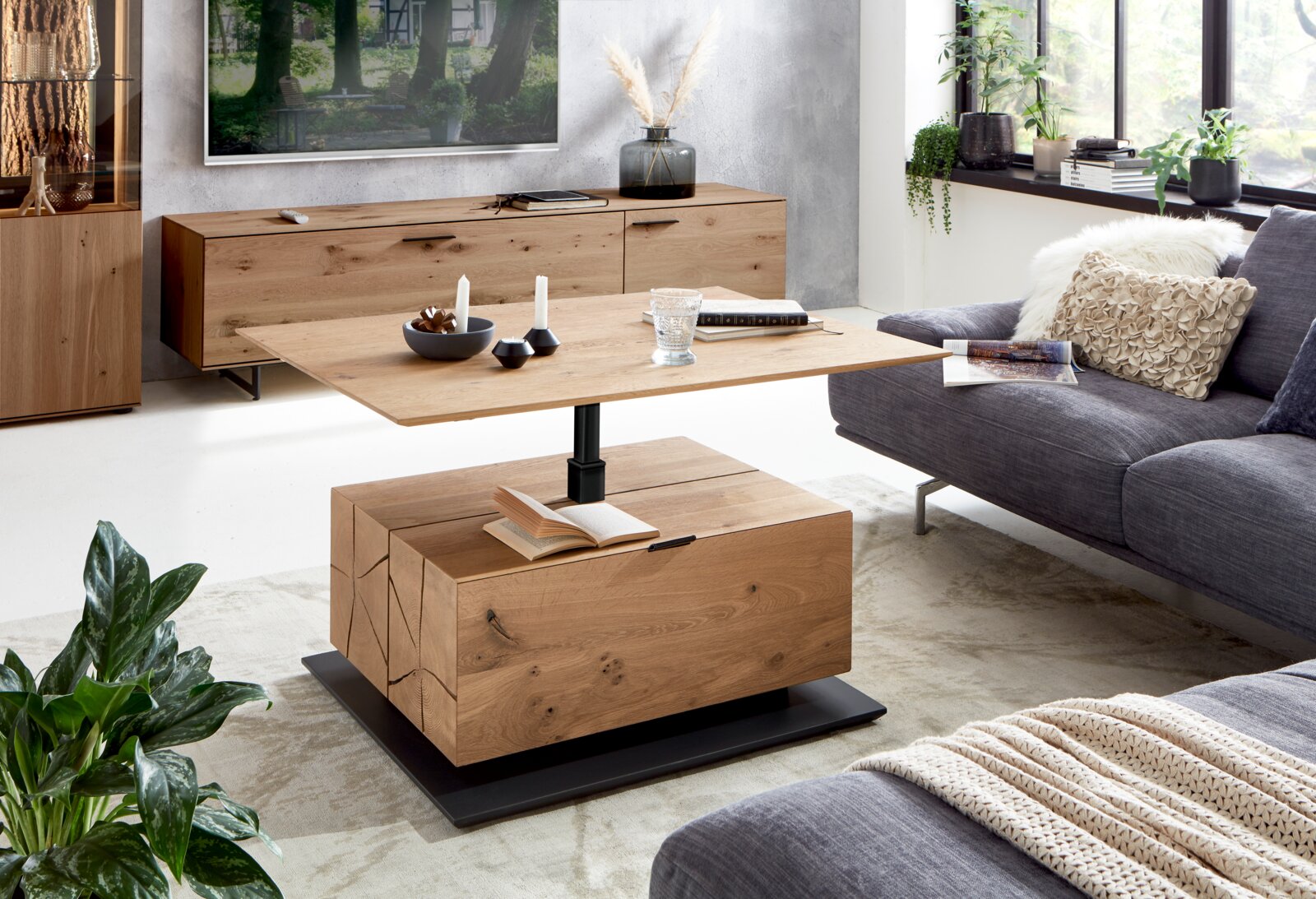 Moderner Couchtisch aus Holz mit verstellbarer Tischplatte in einem stilvollen Wohnzimmer, seitliche Perspektive.