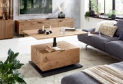 Moderner Couchtisch aus Holz mit verstellbarer Tischplatte in einem stilvollen Wohnzimmer, seitliche Perspektive.