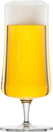 Pilsglas mit goldenem Bier und Schaumkrone, frontale Ansicht