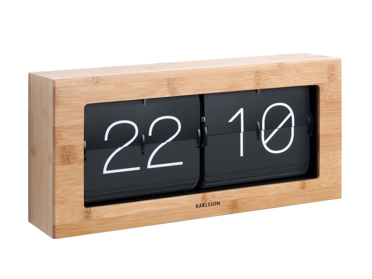 Flip-Uhr aus Bambus mit schwarzem Ziffernblatt, zeigt die Zeit 22:10, seitliche Perspektive