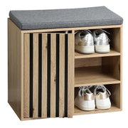 Schoenenbank van licht hout met grijs zitkussen, halfopen lamellendeur en twee open vakken met schoenen, schuin van voren gefotografeerd