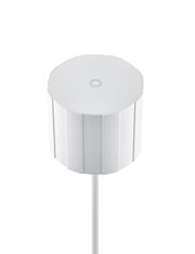 Obere Perspektive auf eine weiße, zylindrische Akku-Stehleuchte mit strukturiertem Design.