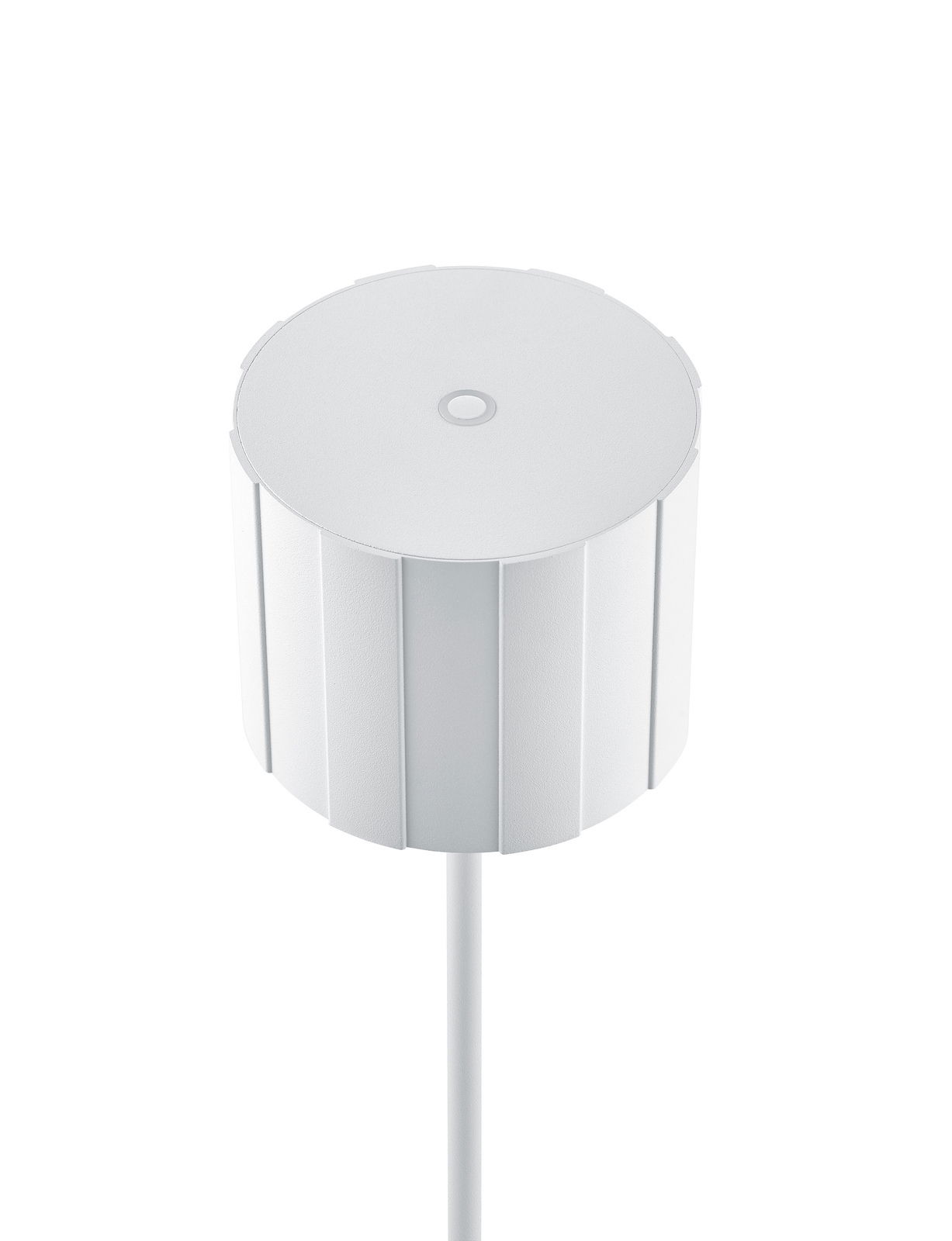 Obere Perspektive auf eine weiße, zylindrische Akku-Stehleuchte mit strukturiertem Design.