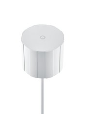 Obere Perspektive auf eine weiße, zylindrische Akku-Stehleuchte mit strukturiertem Design.