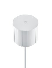 Obere Perspektive auf eine weiße, zylindrische Akku-Stehleuchte mit strukturiertem Design.