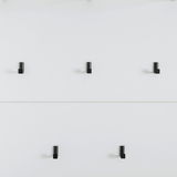 Garderobenpaneel mit sechs schwarzen Haken auf weißem Hintergrund, frontal betrachtet.