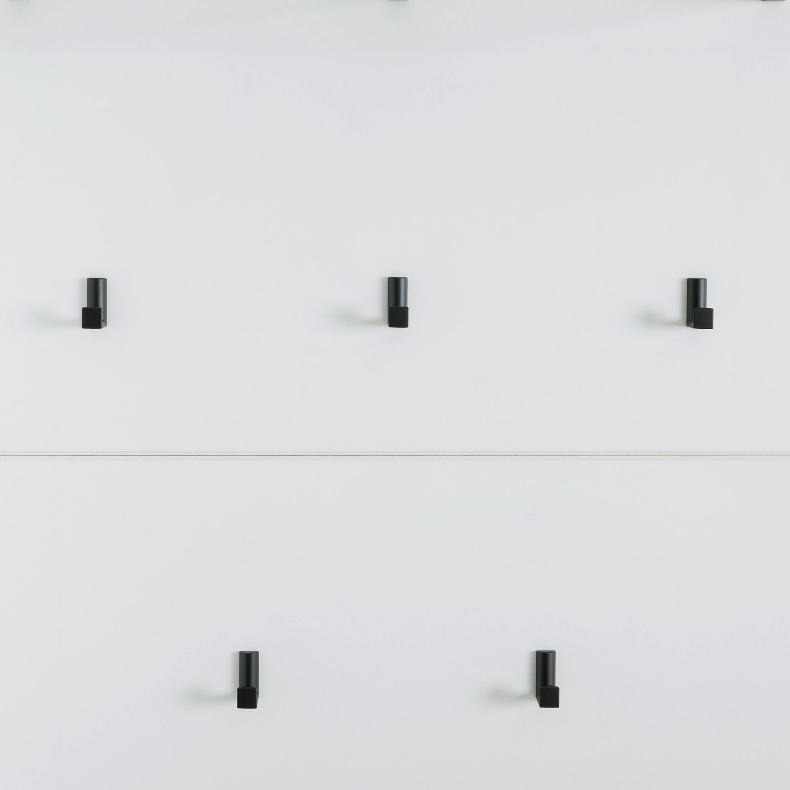 XORA Garderobenpaneel MEMPHIS Garderobenpaneel mit sechs schwarzen Haken auf weißem Hintergrund, frontal betrachtet.