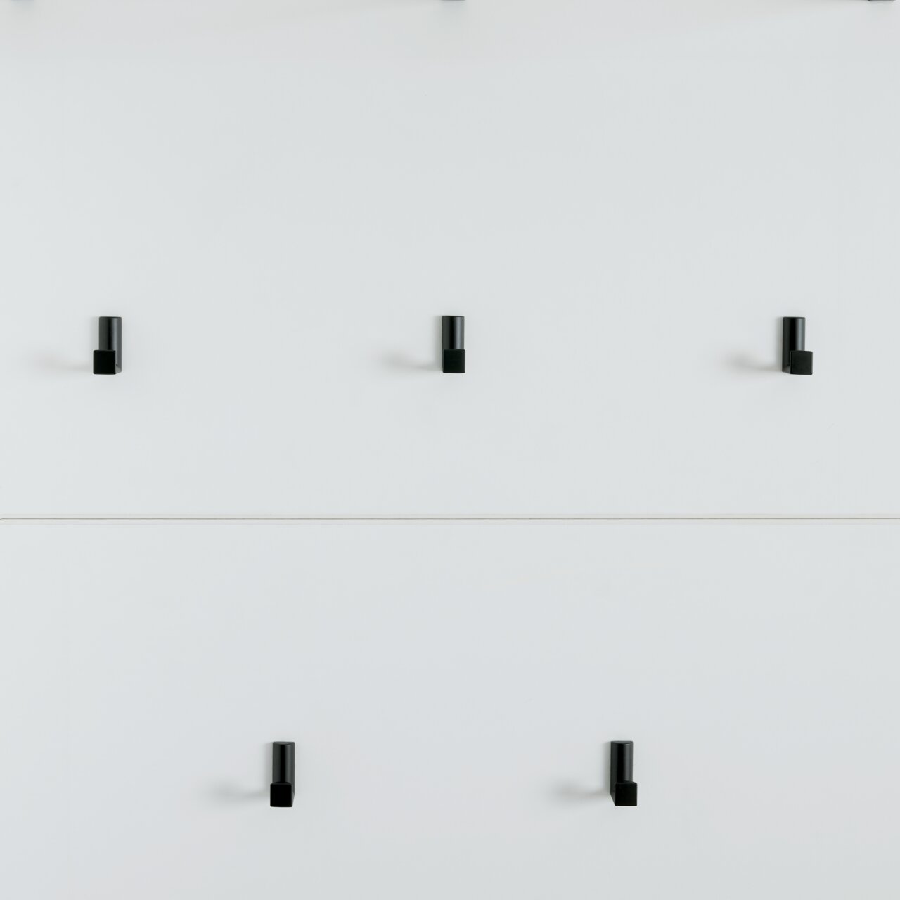 XORA Garderobenpaneel MEMPHIS Garderobenpaneel mit sechs schwarzen Haken auf weißem Hintergrund, frontal betrachtet.