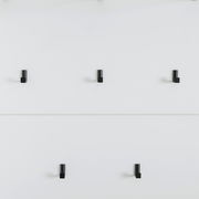 Garderobenpaneel mit sechs schwarzen Haken auf weißem Hintergrund, frontal betrachtet.