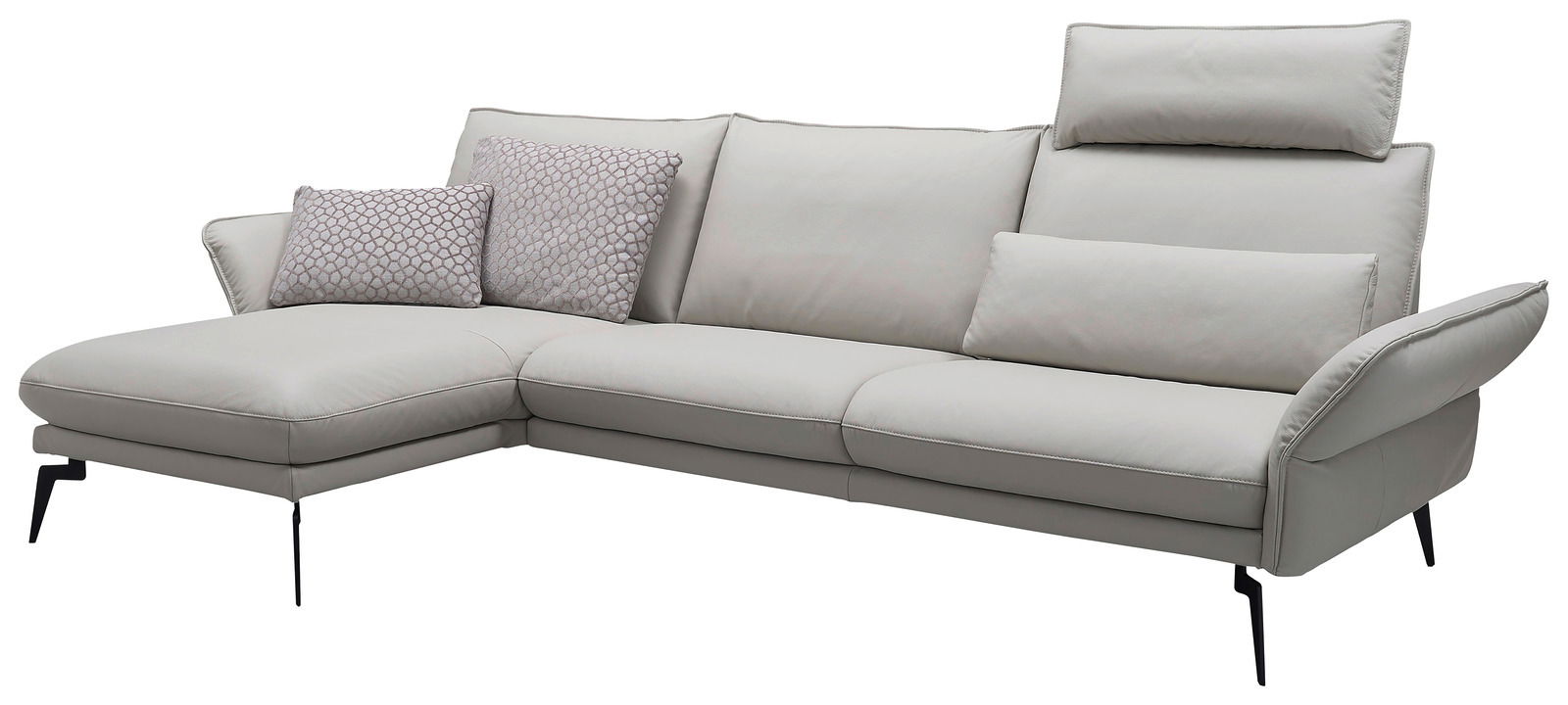 Graues Longchair-Sofa mit Funktionskopfstütze und dekorativen Kissen, seitliche Perspektive