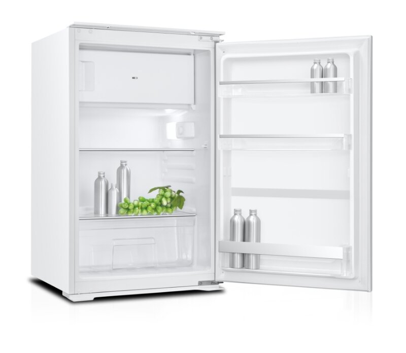 Wolkenstein Einbaukühlschrank WKS125.4EEB Weißer Kühlschrank mit geöffnetem Türanschlag, Blick schräg von vorn; Innenraum mit Gefrierfach oben, Glasablage, Gemüseschublade und Türfächern, darin Flaschen und grünes Gemüse.