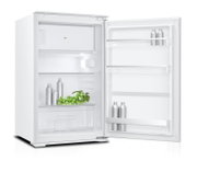 Weißer Kühlschrank mit geöffnetem Türanschlag, Blick schräg von vorn; Innenraum mit Gefrierfach oben, Glasablage, Gemüseschublade und Türfächern, darin Flaschen und grünes Gemüse.