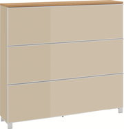 Moderne Kommode mit drei breiten Schubladen, beigefarbenen Fronten und Holzplatte, auf Metallfüßen, in schräger Frontansicht freigestellt auf weißem Hintergrund