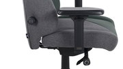 Seitenansicht eines grauen und grünen Gaming-Stuhls mit Armlehne und Einstellknopf.