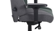 Seitenansicht eines grauen und grünen Gaming-Stuhls mit Armlehne und Einstellknopf.