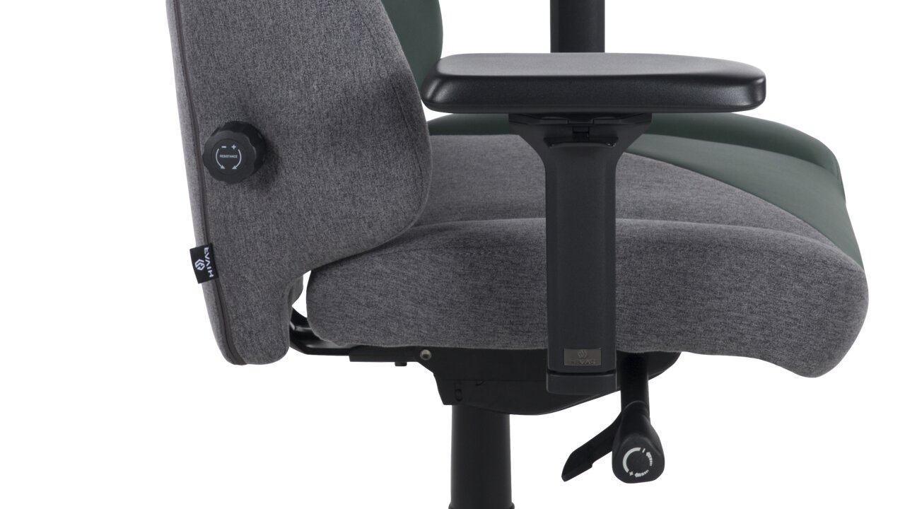 Seitenansicht eines grauen und grünen Gaming-Stuhls mit Armlehne und Einstellknopf.
