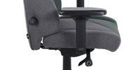 Seitenansicht eines grauen und grünen Gaming-Stuhls mit Armlehne und Einstellknopf.