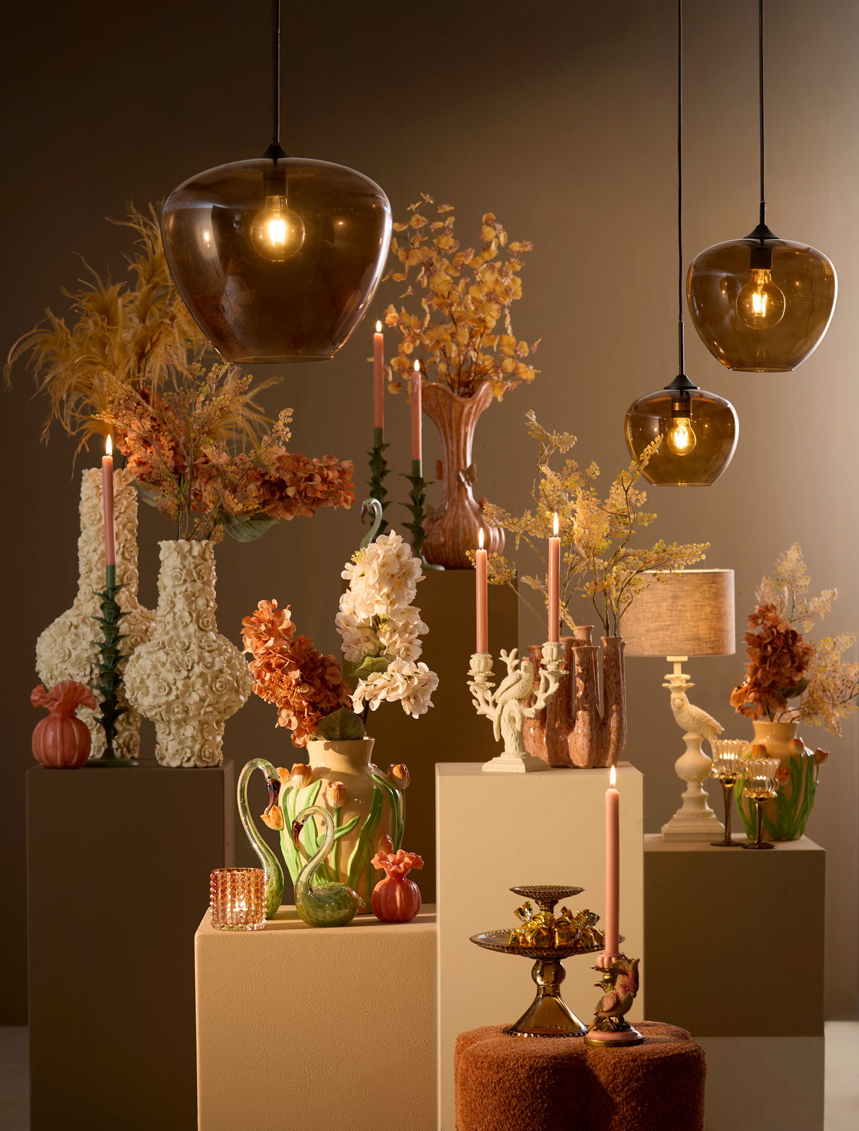 Hängeleuchte in einem stilvollen Raum mit herbstlicher Dekoration, aus der Perspektive von vorne betrachtet.