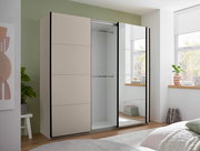 Moderner Schwebetürenschrank in Beige mit einer Spiegeltür und schwarzem Rahmen, eine Tür geöffnet mit Blick in den leeren Innenraum, im Schlafzimmer aus frontaler Perspektive.