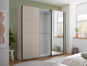 Moderner Schwebetürenschrank in Beige mit einer Spiegeltür und schwarzem Rahmen, eine Tür geöffnet mit Blick in den leeren Innenraum, im Schlafzimmer aus frontaler Perspektive.