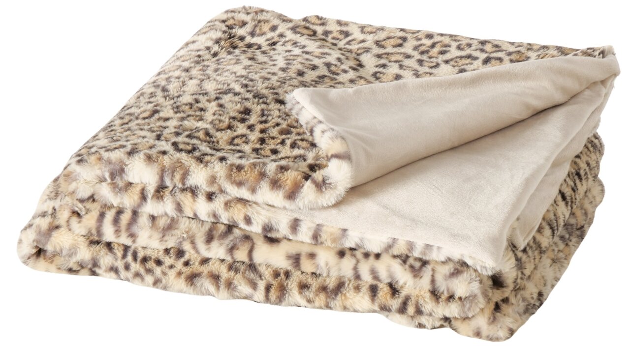 Gefaltete Decke mit Leopardenmuster, Vorderseite aus weichem Fellimitat, Rückseite in einfarbigem Beige, seitliche Perspektive.