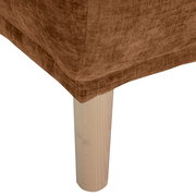Nahaufnahme eines Hockers mit braunem Stoffbezug und hellem Holzbein, seitliche Perspektive.