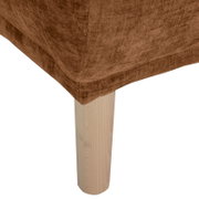 Nahaufnahme eines Hockers mit braunem Stoffbezug und hellem Holzbein, seitliche Perspektive.