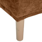 Nahaufnahme eines Hockers mit braunem Stoffbezug und hellem Holzbein, seitliche Perspektive.