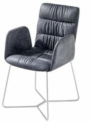 Moderner Sessel mit gepolstertem Sitz und Rückenlehne in dunklem Stoff, seitliche Armlehnen und Metallgestell, seitliche Perspektive