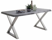 Moderne eettafel met X-vormige metalen poten en een grijs tafelblad, gezien vanaf de zijkant