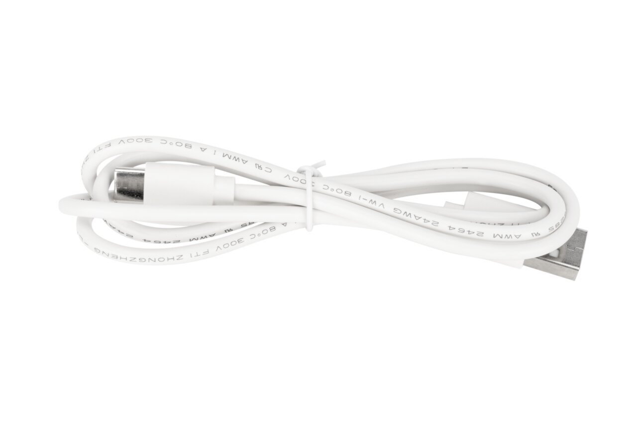 Weißes USB-Kabel mit einem USB-A-Stecker und einem runden Stecker, von oben fotografiert.