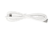 Weißes USB-Kabel mit einem USB-A-Stecker und einem runden Stecker, von oben fotografiert.