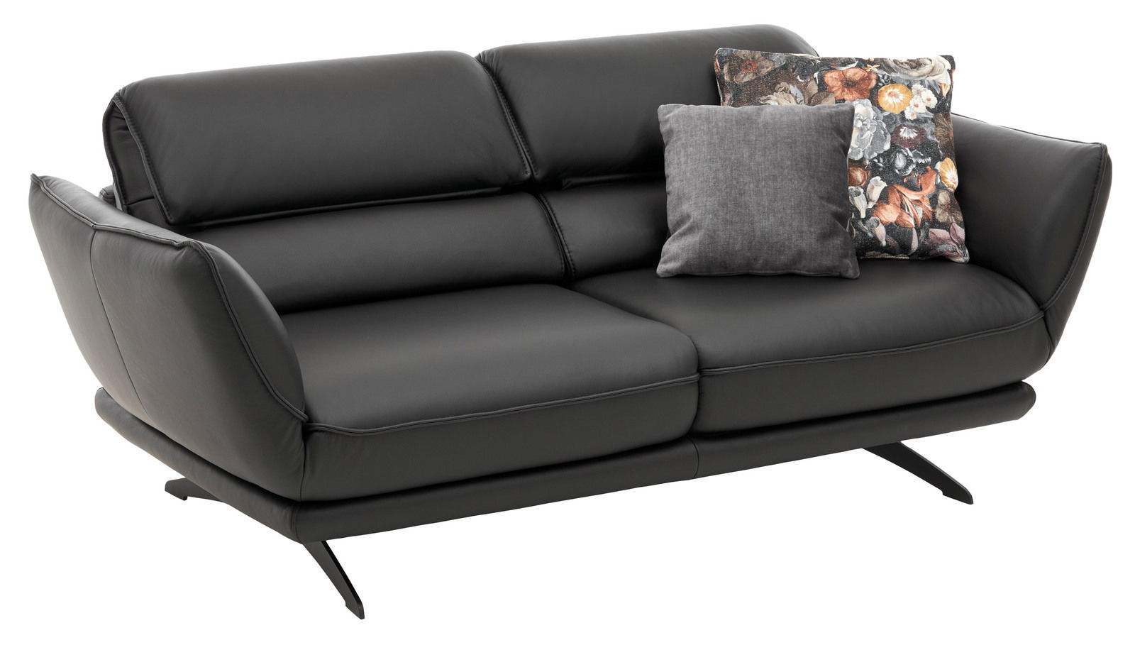 Modernes, dunkelgraues 2,5-Sitzer-Sofa mit eleganten Metallfüßen, dekoriert mit zwei Kissen, aus seitlicher Perspektive.