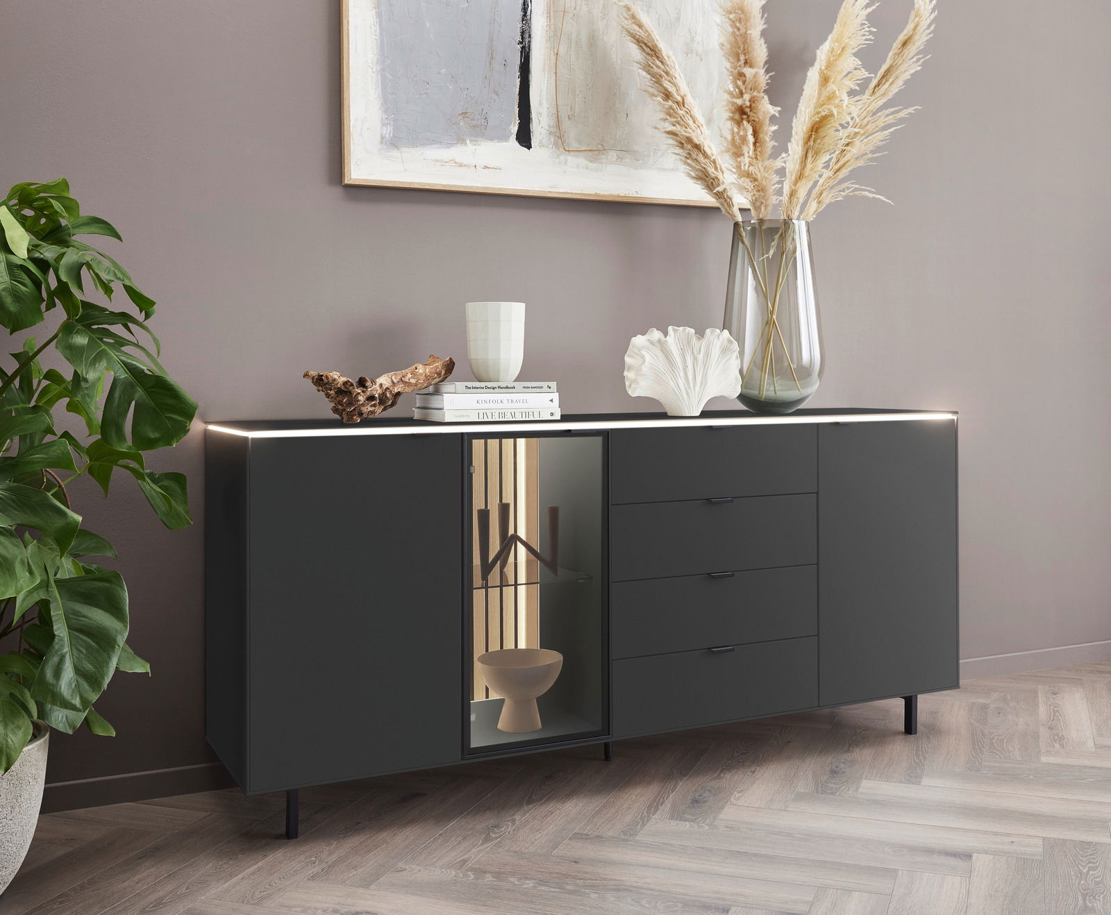 Dieter Knoll Dressoir RIANI Modernes Sideboard in dunklem Design mit dekorativen Elementen, aus der Perspektive von vorne links betrachtet.