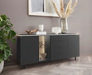 Modernes Sideboard in dunklem Design mit dekorativen Elementen, aus der Perspektive von vorne links betrachtet.