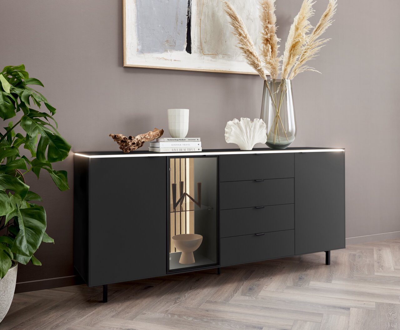 Modernes Sideboard in dunklem Design mit dekorativen Elementen, aus der Perspektive von vorne links betrachtet.