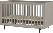 Graues Babybett mit Gitterstäben, seitliche Perspektive