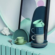 Stapel von Espresso-Obertassen in verschiedenen Blautönen, seitliche Perspektive