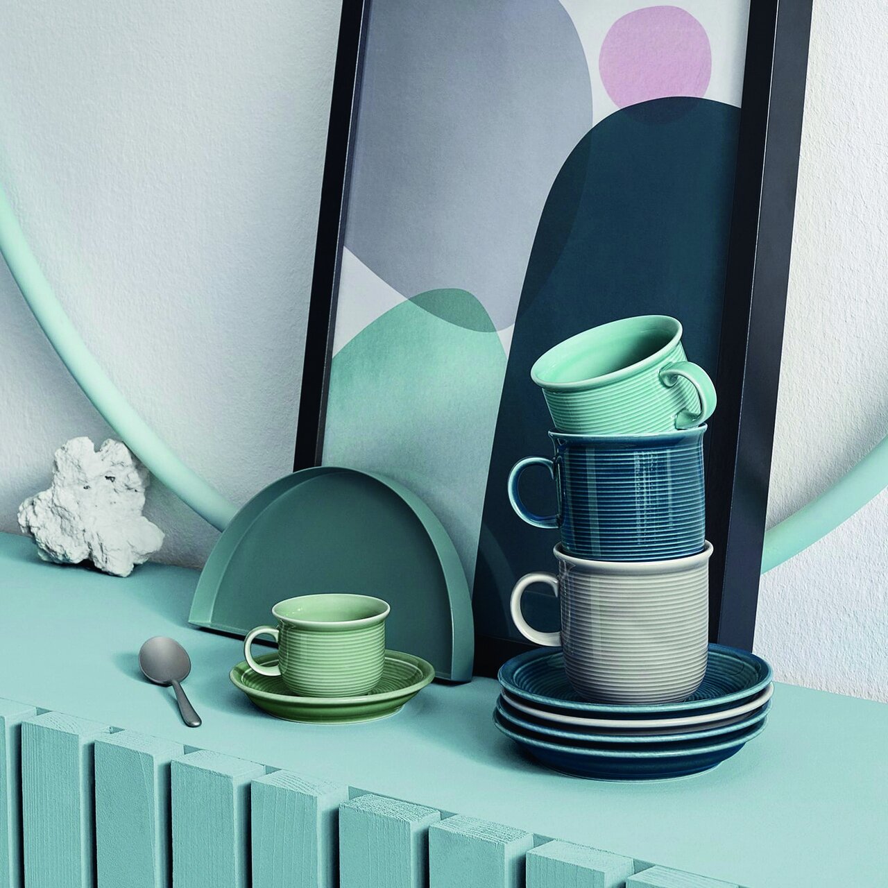 Stapel von Espresso-Obertassen in verschiedenen Blautönen, seitliche Perspektive