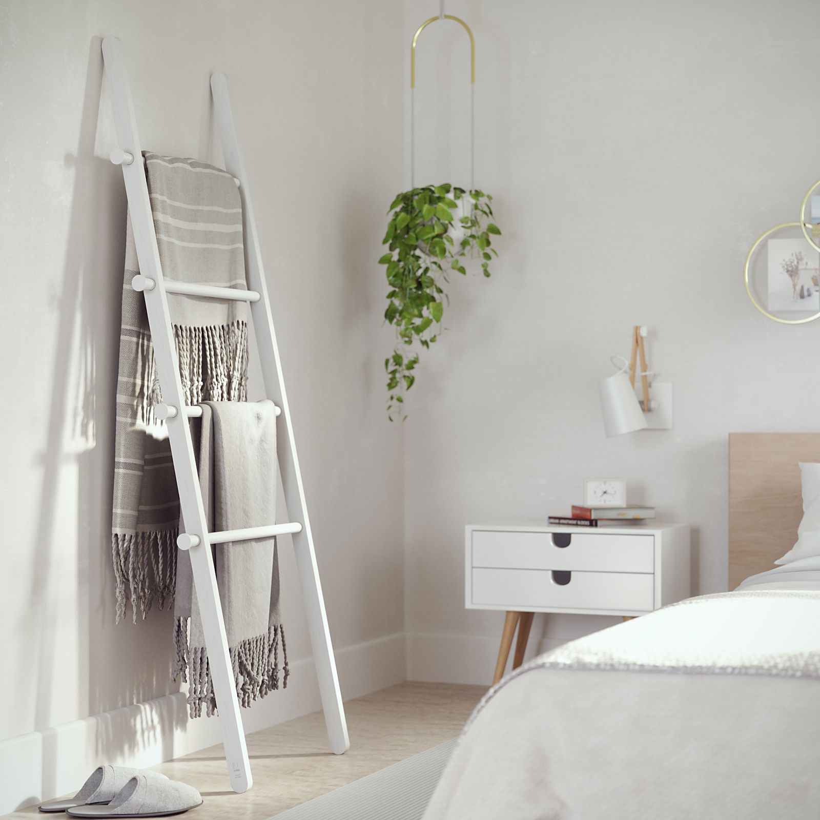 Weiße Leiter im Schlafzimmer, an der Wand lehnend, mit Handtüchern behängt, seitliche Perspektive.