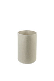 Cilindrische lampenkap van beige stof met een fijne linnen structuur, vrijstaand tegen een witte achtergrond, in een licht verhoogd vooraanzicht (licht van bovenaf gezien)