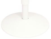 Nahaufnahme der Basis eines weißen Sitzhockers aus seitlicher Perspektive