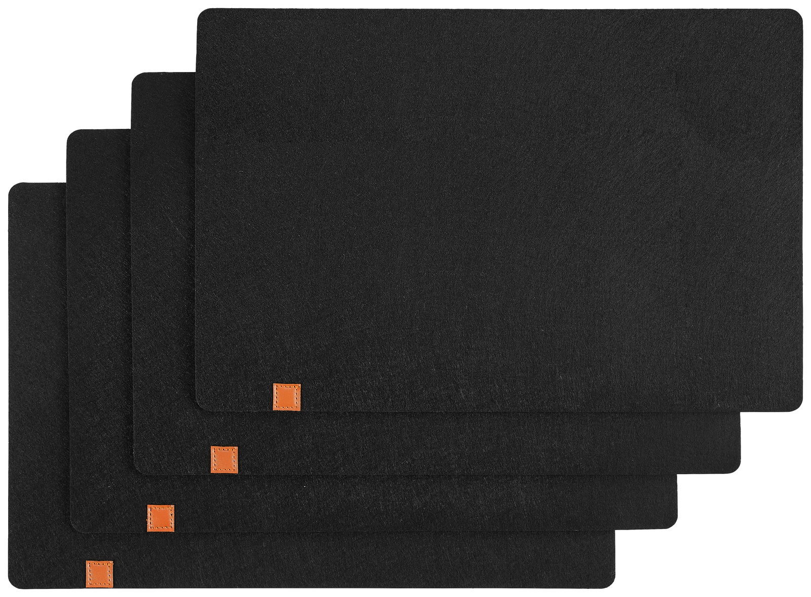 Vier schwarze Filz-Tischsets in rechteckiger Form, übereinander gestapelt, mit einer kleinen orangefarbenen Ecke. Draufsicht.