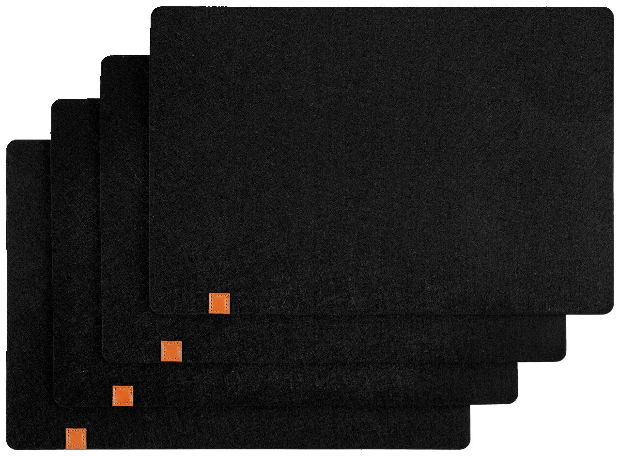 Justinus Tischset 4-tlg. Vier schwarze Filz-Tischsets in rechteckiger Form, übereinander gestapelt, mit einer kleinen orangefarbenen Ecke. Draufsicht.