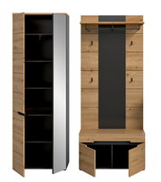 Garderobenmöbel-Set in Holzoptik mit schwarzer Rückwand: links hoher Schrank mit geöffneter Tür und dunklen Innenfächern, rechts Garderobenpaneel mit Hakenleiste und Sitzbank mit geöffneten Klappen, Frontansicht