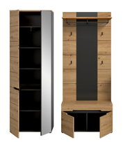 Garderobenmöbel-Set in Holzoptik mit schwarzer Rückwand: links hoher Schrank mit geöffneter Tür und dunklen Innenfächern, rechts Garderobenpaneel mit Hakenleiste und Sitzbank mit geöffneten Klappen, Frontansicht