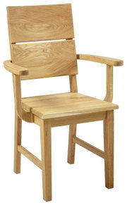 Houten stoel met armleuningen van licht hout, zijaanzicht