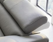 Nahaufnahme einer grauen Ledercouch mit verstellbarer Kopfstütze, seitliche Perspektive.